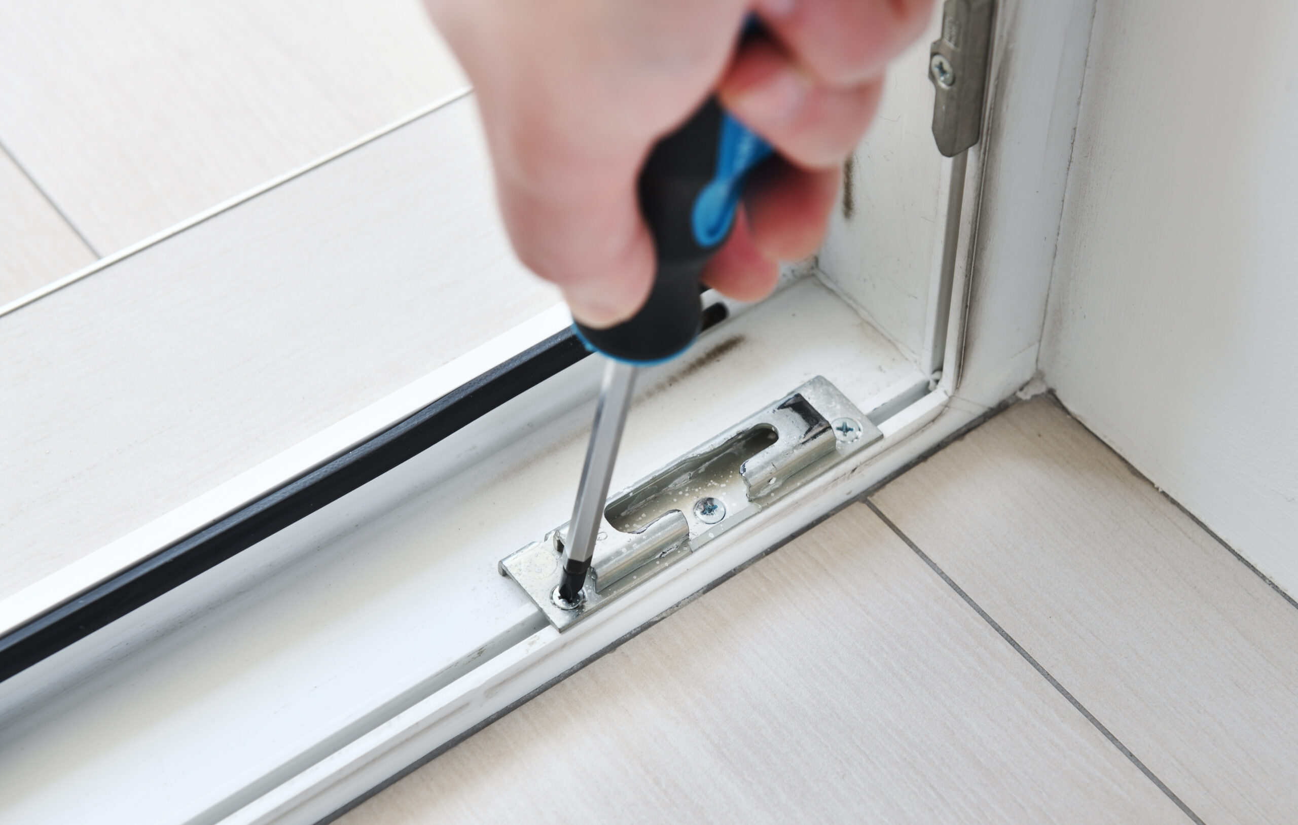 The master adjusts the fittings in the PVC plastic doors. The plastic door jammed does not work. The plastic door does not open.